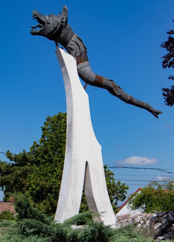 „Izvorul de aur al dacilor, cu stindard-lup”, lucrarea de artă monumentală. ambientală se află la interecția Bulevardului Unirii cu Strada Andrei Șaguna din Orăștie